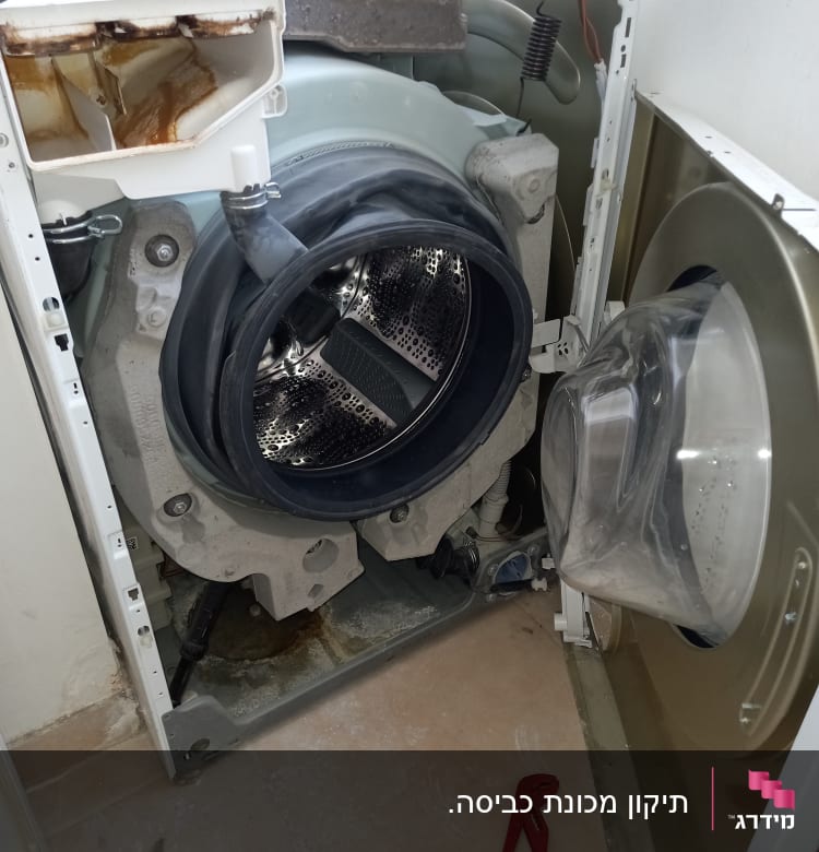 מכונת כביסה פתוחה עם תוף חשוף וכלי עבודה